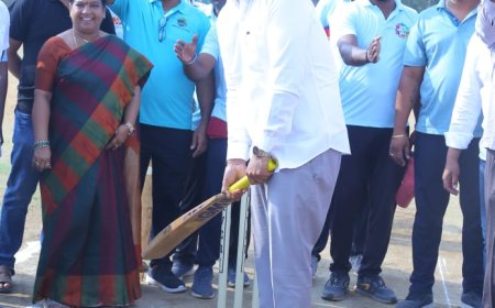 **క్రికెట్ టోర్నమెంట్ ను ప్రారంభించిన""డాక్టర్ తుమ్మల యుగంధర్*