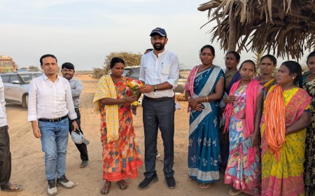  మణుగూరు నుండి చర్లకు పడవ ప్రయాణాన్ని పరిశీలించిన కలెక్టర్.. 