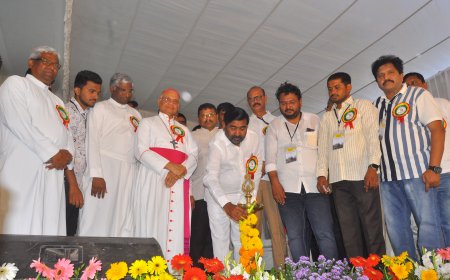 50 ఏళ్లుగా లయోలా పాఠశాల విద్యను అందించడం అభినందనీయం