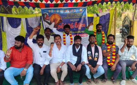నిరసన దీక్షలో ఎమ్మార్పీఎస్ నాయకులు