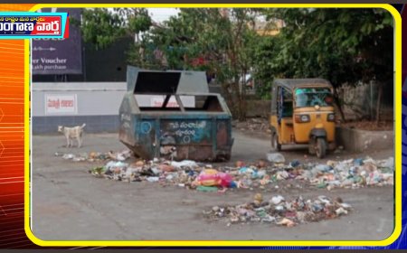 చెత్త పేరుకుపోయిన భద్రాచలం ప్రయాణ ప్రాంగణము బస్టాండ్