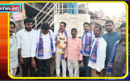 అంబేద్కర్ విగ్రహానికి పూలమాలలు . బాణాసంచా కాల్చి స్వీట్లు పంపిణీ