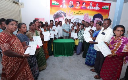 **నేలకొండపల్లిలో సీఎం రిలీఫ్ ఫండ్ పంపిణీ కార్యక్రమంలో పాల్గొన్న""మంత్రి పొంగిలేటి క్యాంప్ ఆఫీస్ ఇంచార్జ్ దయాకర్ రెడ్డి*