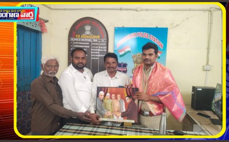 ఎస్సై నాగరాజుకు అంబేద్కర్ చిత్రపటం బహుకరణ