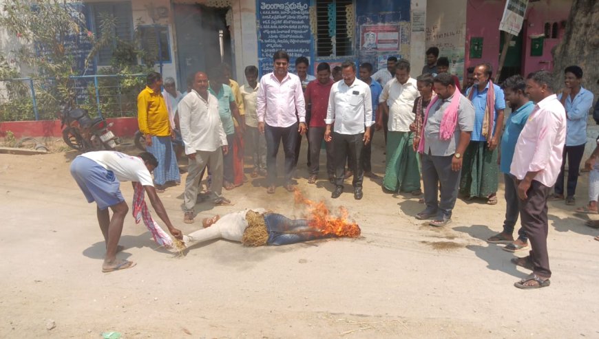 రైతుల ఆధ్వర్యంలో ముఖ్యమంత్రి రేవంత్ రెడ్డి దిష్టిబొమ్మ దగ్ధం పాల్గొన్న బిఆర్ఎస్ కార్యకర్తలు