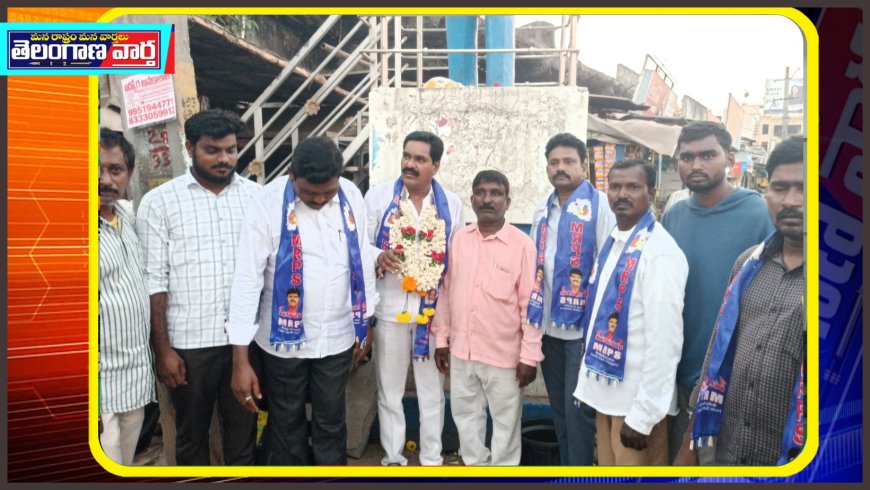 అంబేద్కర్ విగ్రహానికి పూలమాలలు . బాణాసంచా కాల్చి స్వీట్లు పంపిణీ