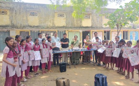 300 మంది విద్యార్థులకు పరీక్ష ప్యాడ్లు, పెన్నులు పంపిణి