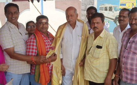 **శబరిమల అయ్యప్ప స్వామి వారి పుట్టినరోజు సందర్భంగా"ముఖ్యఅతిథిగా అన్నదాన కార్యక్రమం లో పాల్గొన్న మాజీ సర్పంచ్ ఎర్నేని బాబు*