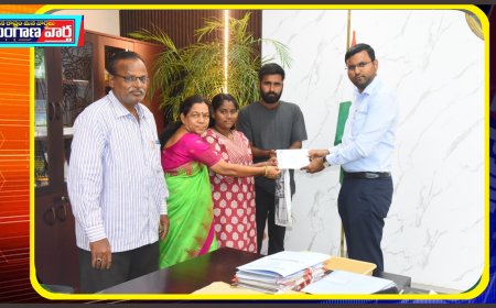 కులాంతర వివాహ ప్రోత్సాహక బహుమతిని అందజేసిన జిల్లా కలెక్టర్ బి.యం. సంతోష్