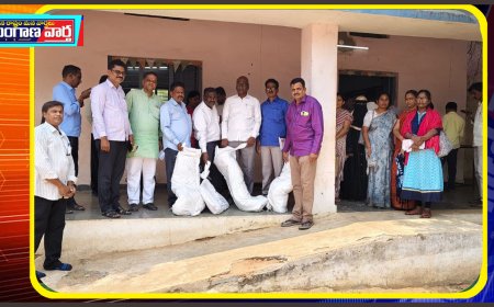 ఏకరూప దుస్తులు పంపిణీ కార్యక్రమం