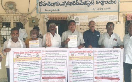 సీనియర్ సిటిజన్ గోడ పత్రికలను ఆవిష్కరించిన ఎమ్మార్వో శేషగిరిరావు,ఎస్సై నాగరాజు