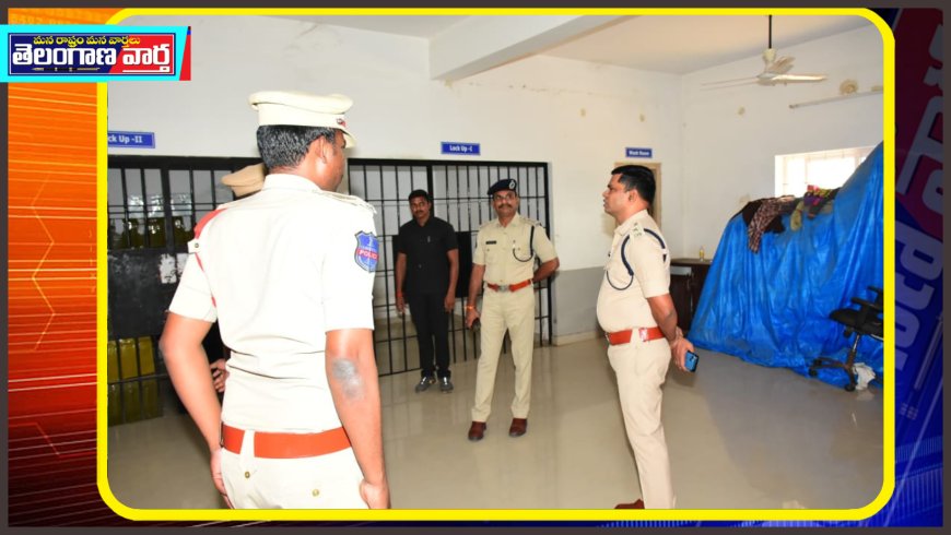 గద్వాల్ టౌన్ పోలీస్ స్టేషన్ ను సందర్శించిన జిల్లా ఎస్పీ  టి శ్రీనివాస రావు, ఐపీఎస్
