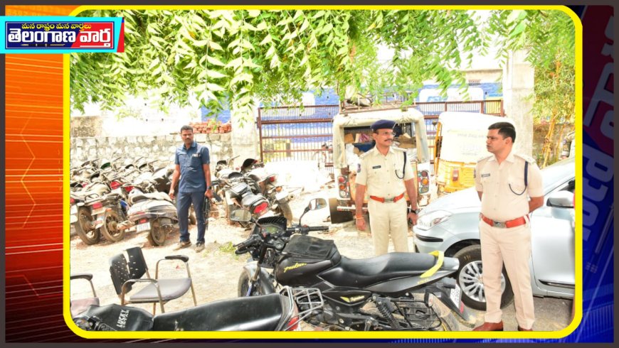 గద్వాల్ టౌన్ పోలీస్ స్టేషన్ ను సందర్శించిన జిల్లా ఎస్పీ  టి శ్రీనివాస రావు, ఐపీఎస్