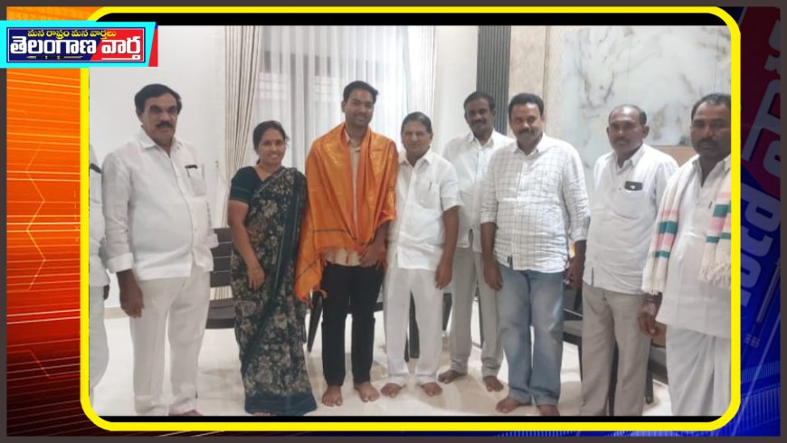 గ్రూప్-1 లో ఆరో ర్యాంకు సాధించిన పునాటి హర్షవర్ధన్ ను సన్మానించి అభినందించిన 