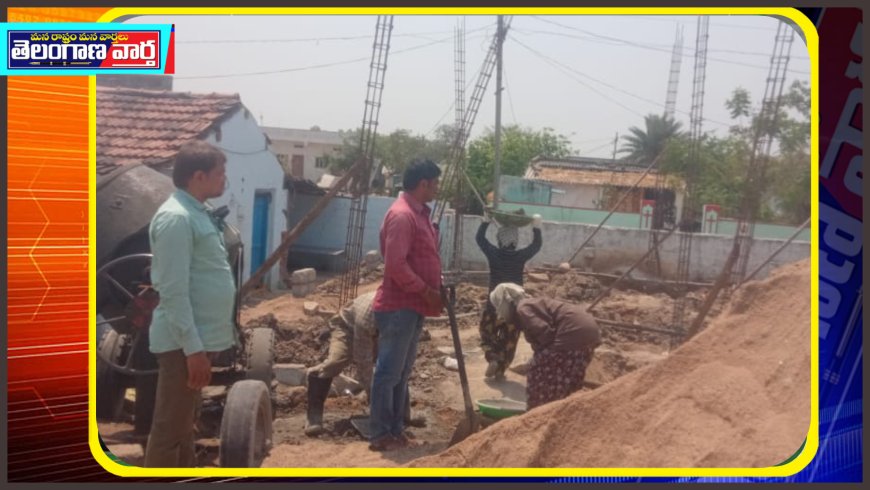 ఇందిరమ్మ ఇళ్ల నిర్మాణాన్ని పరిశీలిస్తున్న ఎంపీడీవో శంకరయ్య