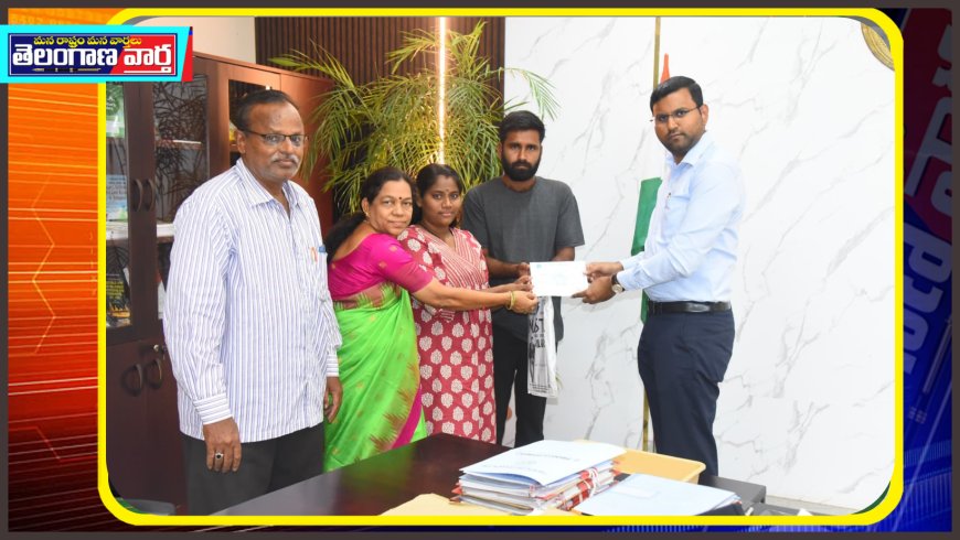 కులాంతర వివాహ ప్రోత్సాహక బహుమతిని అందజేసిన జిల్లా కలెక్టర్ బి.యం. సంతోష్