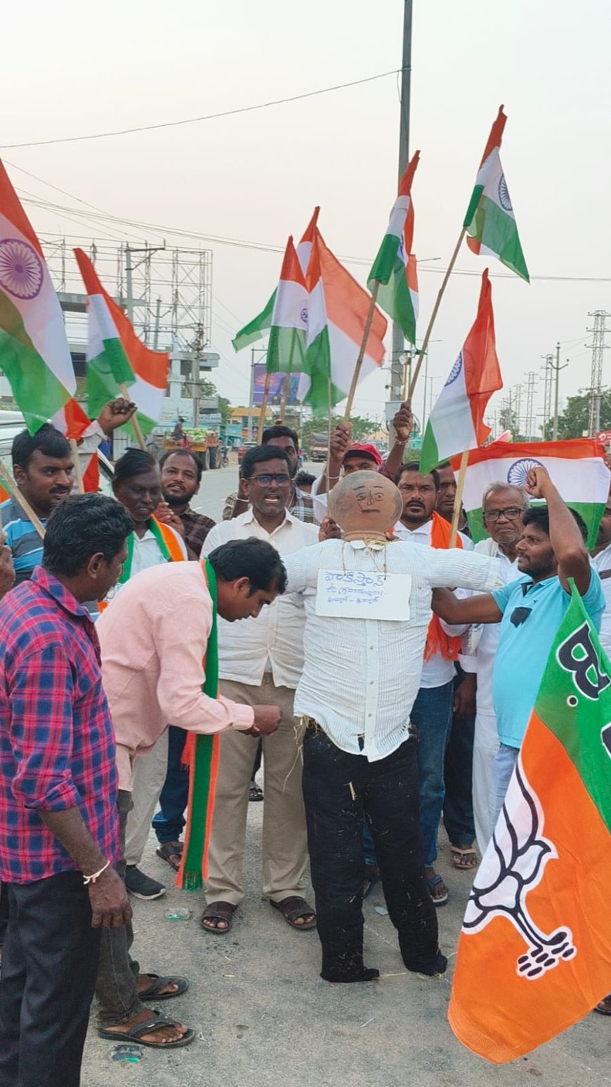 ఉగ్రవాదుల చర్య పై బిజెపి ఆధ్వర్యంలో కొవ్వొత్తులతో ప్రదర్శన