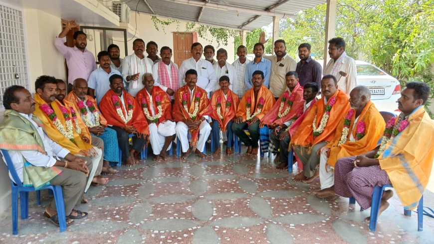 ఎడ్ల బండ్లపై వరంగల్ భారాస రజతోస్తవ  సభకు వెళ్లిన రైతులకు ఘన సన్మానం
