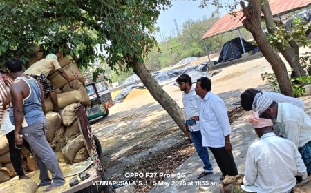 మార్కెట్లోని కొనుగోలు కేంద్రాలు లో కాటాలు వేసిన ధాన్యాన్ని లారీల్లో తరలిస్తున్న""మార్కెట్ చైర్మన్ వెన్నుపూసల