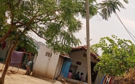 ప్రమాదకరంగా విద్యుత్ స్తంభం    చిన్నప్పటి గాలి వీచిన పెద్ద ప్రమాదమే