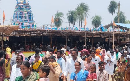 భక్తులతో కిటకిటలాడిన జమ్ములమ్మ దేవాలయం