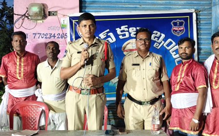 రోడ్డు ప్రమాదాలు, సైబన్నరలపై పోలీసు కళాజాత""సూర్యాపేట రూరల్ పిఎస్