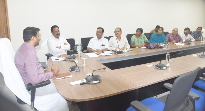 భూ సమస్యలను పరిష్కరించాలి కలెక్టర్