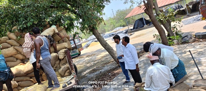 మార్కెట్లోని కొనుగోలు కేంద్రాలు లో కాటాలు వేసిన ధాన్యాన్ని లారీల్లో తరలిస్తున్న""మార్కెట్ చైర్మన్ వెన్నుపూసల