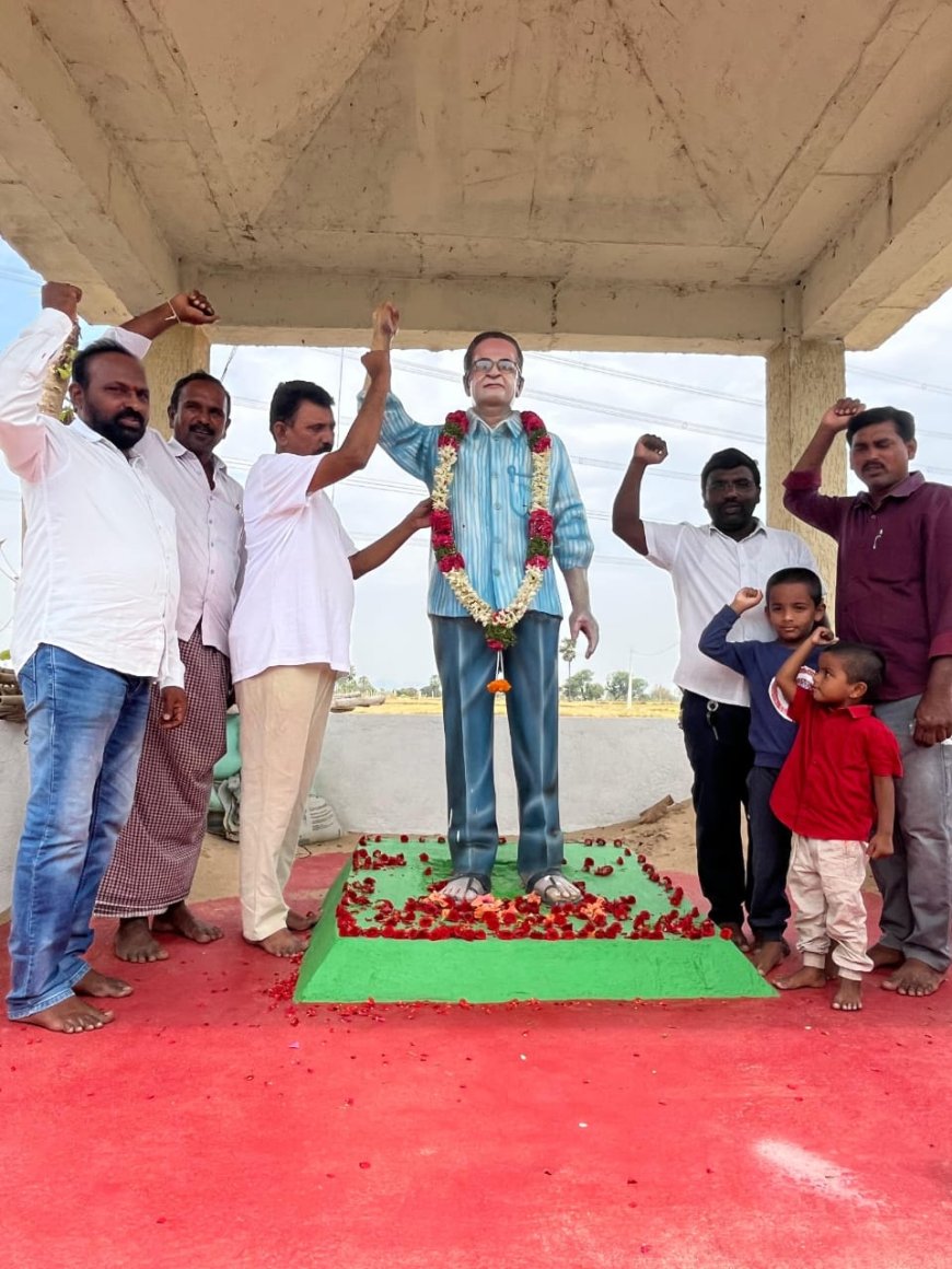 పీడిత ప్రజల గొంతుక   జలగంజానికి రాములు  విగ్రహానికి పూలమాల