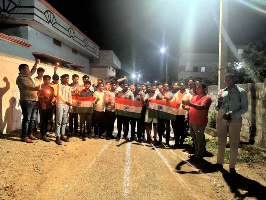 భారత సైన్యానికి మద్దతుగా కొవ్వొత్తులతో ర్యాలీ తీసిన యువకులు
