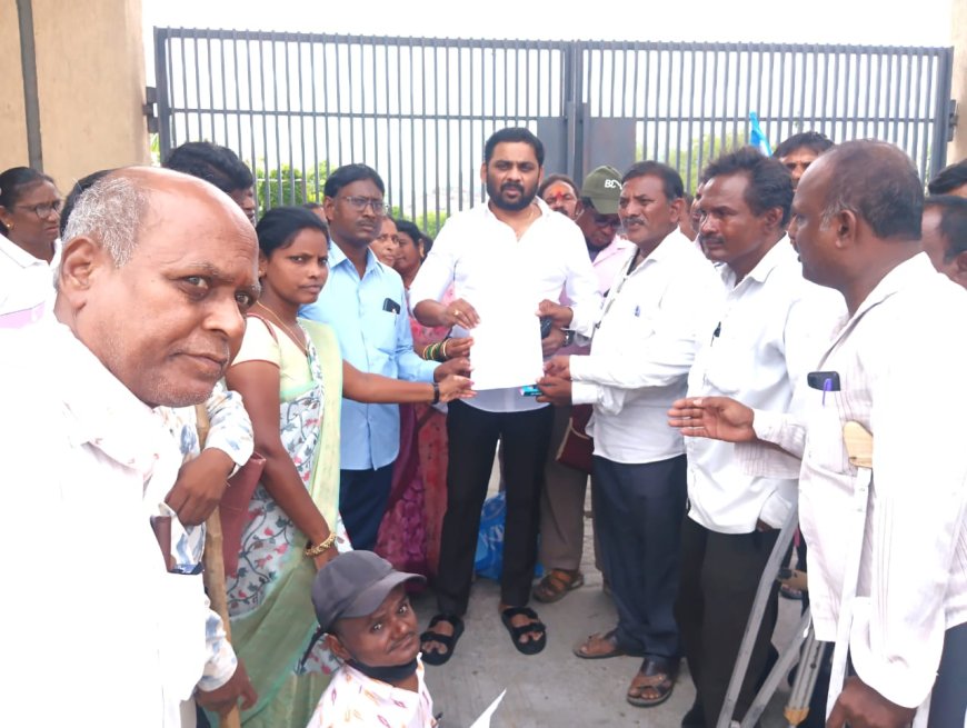 జిల్లాలోని అన్ని ప్రభుత్వ కార్యాలయంలో మరియు బ్యాంకుల యందు వెంటనే ర్యాంపు సౌకర్యాన్ని ఏర్పాటు చేయాలి