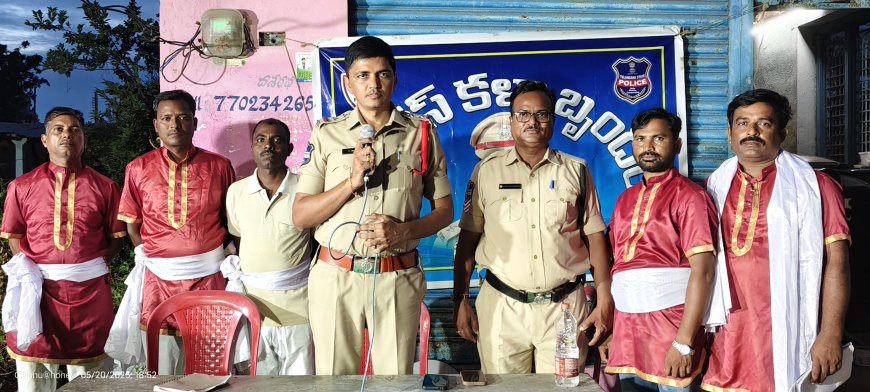 రోడ్డు ప్రమాదాలు, సైబన్నరలపై పోలీసు కళాజాత""సూర్యాపేట రూరల్ పిఎస్