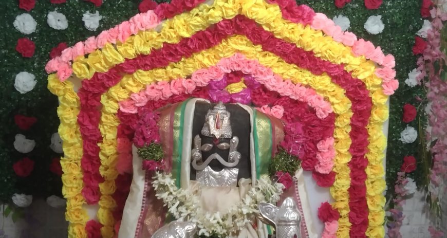 ప్రత్యేక అలంకరణలో పిల్లలమర్రి శ్రీలక్ష్మీ చెన్నకేశవ స్వామి 