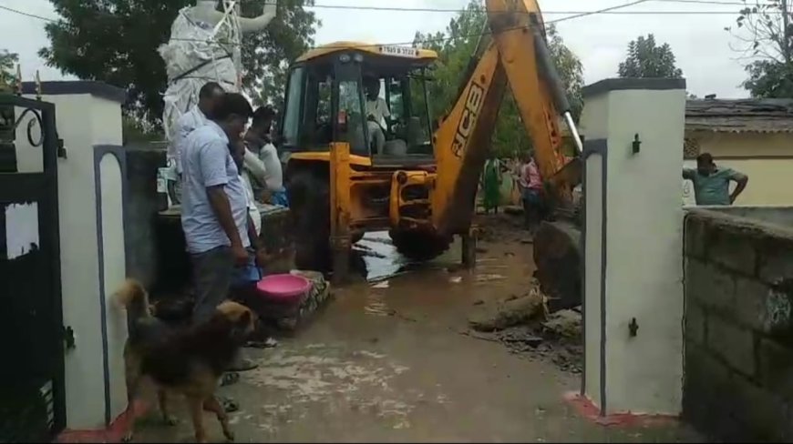 గోడను కూల్చేసిన వారిపై చర్యలు తీసుకోవాలి