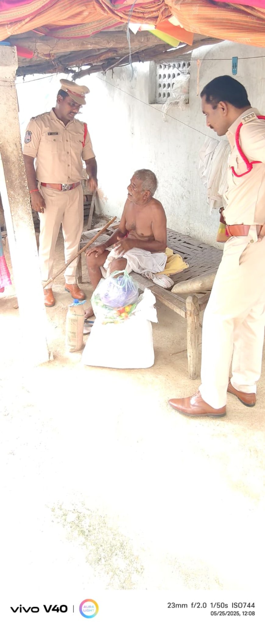 వృద్ధ దంపతులు కు సహాయం అందించిన పోలీసులు