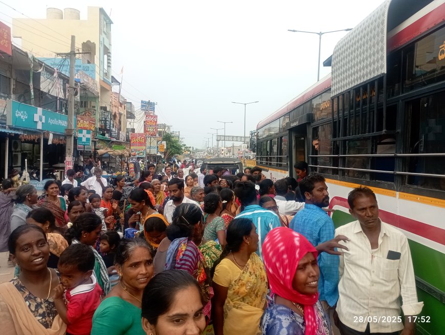 పేరు గొప్ప ఊరు దిబ్బ రోడ్లపైనే ప్రయాణికుల పడిగాపులు