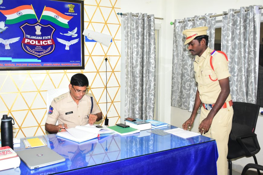 గద్వాల్ రూరల్ పోలీస్ స్టేషన్ ను ఆకస్మికoగా సందర్శించి తనిఖీ చేసిన  జిల్లా ఎస్పీ శ్రీ టి . శ్రీనివాస రావు,IPS