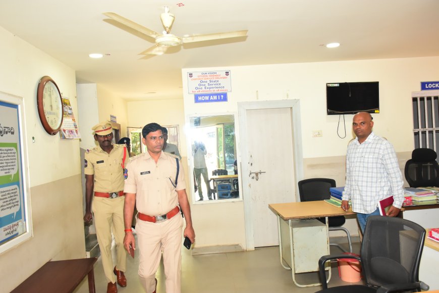 గద్వాల్ రూరల్ పోలీస్ స్టేషన్ ను ఆకస్మికoగా సందర్శించి తనిఖీ చేసిన  జిల్లా ఎస్పీ శ్రీ టి . శ్రీనివాస రావు,IPS