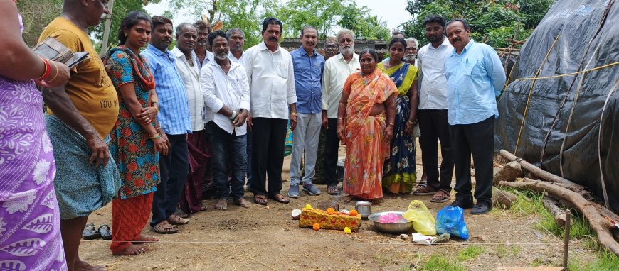 కొత్త కొత్తూరులో ప్రజా ప్రభుత్వంలో అర్హులకు మంజూరైన ఇందిరమ్మ ఇల్లు నిర్మాణానికి శంకుస్థాపన""వ్యవసాయం మార్కెట్ చైర్మన్ వెన్నుపూసల