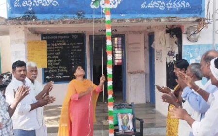 వెల్దేవి గ్రామపంచాయతీ కార్యాలయంలో జెండా ఆవిష్కరణ చేసిన కార్యదర్శి మౌనిక రెడ్డి