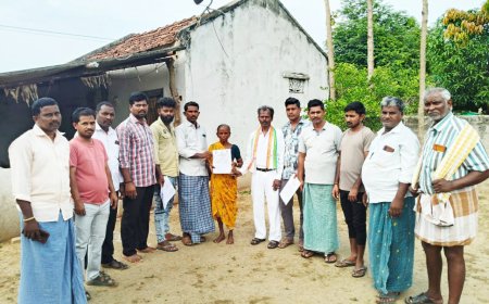 ఇందిరమ్మ ఇండ్లకు మంజూరు పత్రాలను అందజేసిన కాంగ్రెస్ పార్టీ నాయకులు