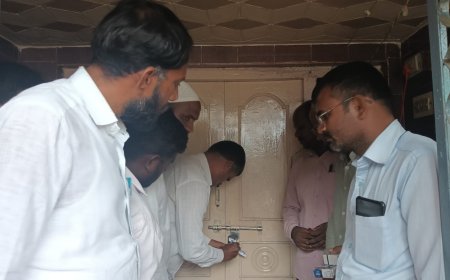 పుస్తకాలు అమ్మే బుక్ స్టాల్ నుసీజ్ చేసిన  అధికారులు