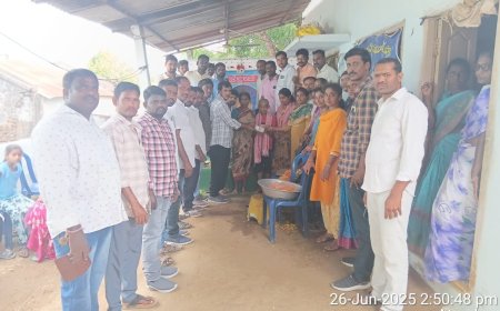 స్నేహితుని కుటుంబానికి ఆర్థిక సహాయం అందజేత