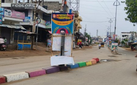 వాహనదారులకు ప్రమాదంగా  మారిన ఫ్లెక్సీ లు