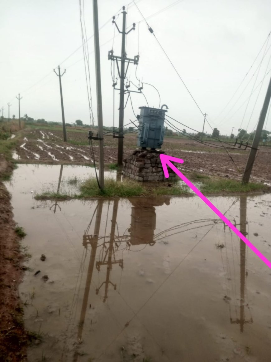 కూలిపోయేందుకు సిద్ధంగా ఉన్న విద్యుత్ ట్రాన్స్ఫార్మర్ కట్ట
