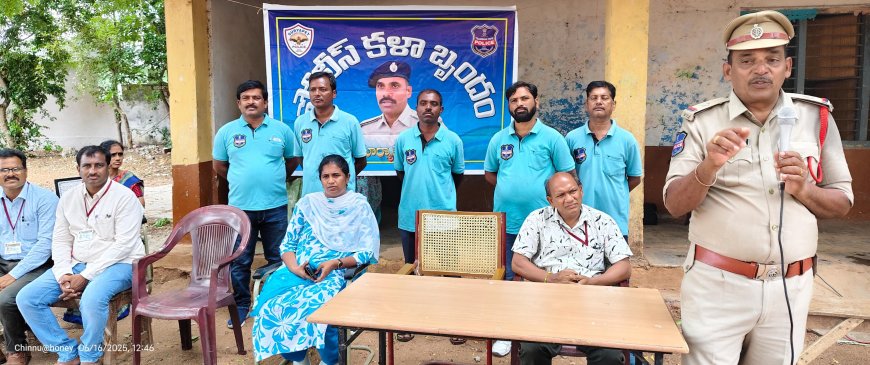 **సైబర్ నేరాలు, గంజాయి డ్రగ్స్ నియంత్రణపై పోలీస్ కళాజాత"కోదాడ రూరల్ *