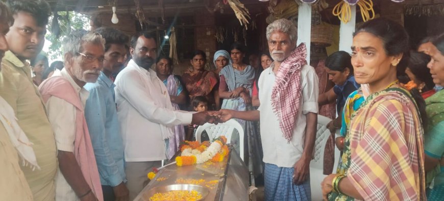మృతుని కుటుంబానికి ఆర్థిక సహాయం అందజేసిన కన్నెబోయిన మల్లయ్య యాదవ్