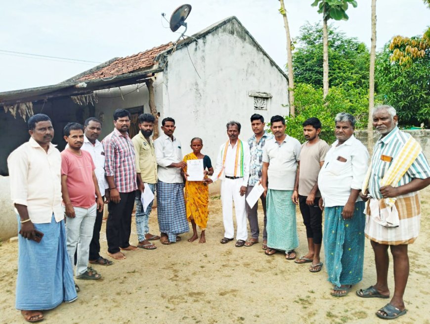 ఇందిరమ్మ ఇండ్లకు మంజూరు పత్రాలను అందజేసిన కాంగ్రెస్ పార్టీ నాయకులు