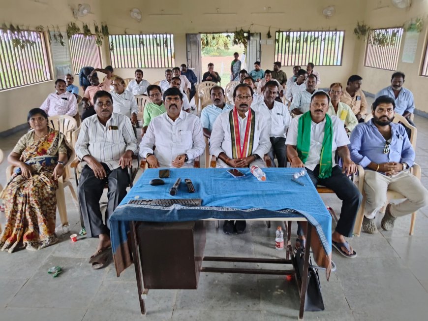 కోదాడ అల్వాల్ పురం రైతు వేదికలో సీఎం రేవంత్ రెడ్డి మాట్లాడుతున్న""సీనియర్ కాంగ్రెస్ నాయకులు