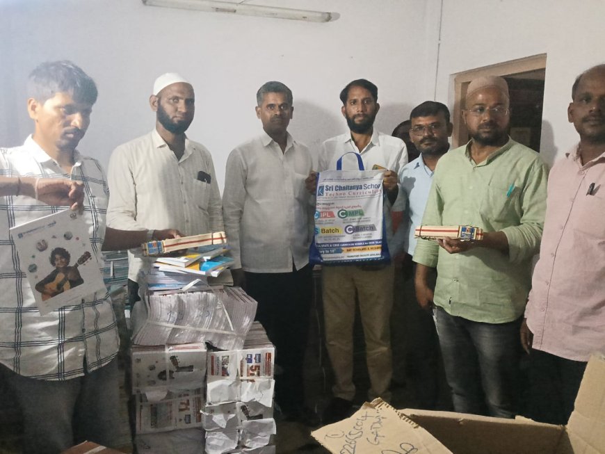 పుస్తకాలు అమ్మే బుక్ స్టాల్ నుసీజ్ చేసిన  అధికారులు